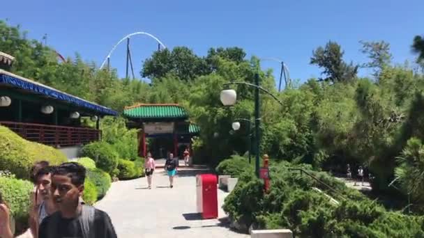 Salou, Espagne, 28 juin 2019 : Un groupe de personnes debout devant une statue — Video