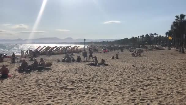 Salou, Hiszpania, Grupa ludzi na plaży — Wideo stockowe