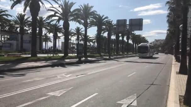 Salou, Hiszpania, Pusta droga z drzewami po stronie budynku — Wideo stockowe