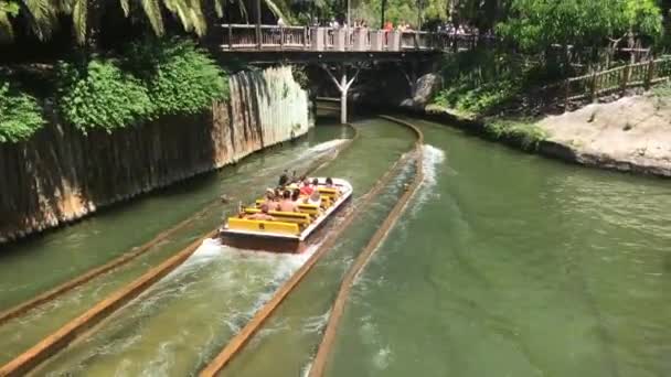 Salou, Spanyolország, egy vonat átkelt egy hídon egy víztest felett. — Stock videók
