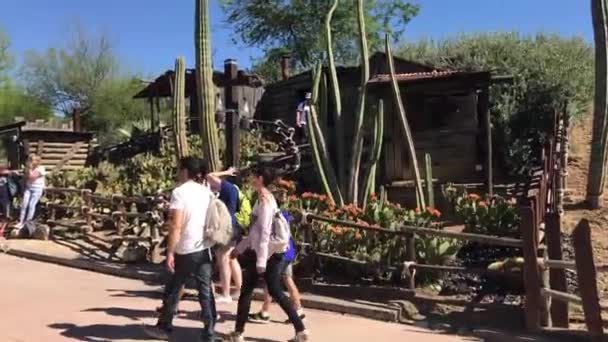 Salou, Spanje, 28 juni 2019: Een groep mensen in een park — Stockvideo