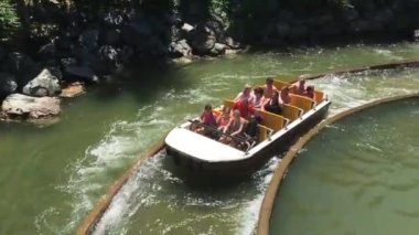 Salou, İspanya, bir su kütlesi içinde küçük bir tekne