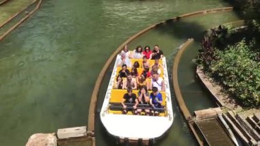 Salou, İspanya, bir su kütlesi içinde küçük bir tekne