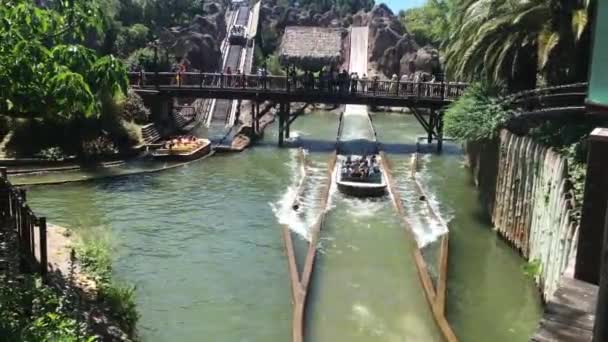 西班牙萨洛河上的一座桥，在水潭中的一座桥 — 图库视频影像