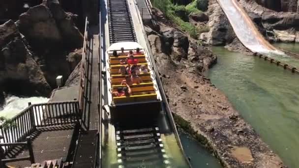 Salou, Espanha, turistas assistem a cachoeira da montanha — Vídeo de Stock