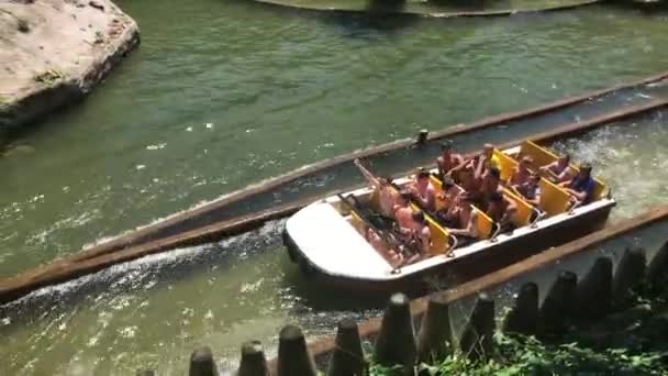 Salou, İspanya, bir su kütlesi içinde küçük bir tekne — Stok video