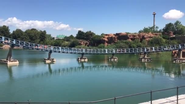 Salou, Espagne, Un pont au-dessus d'un plan d'eau — Video