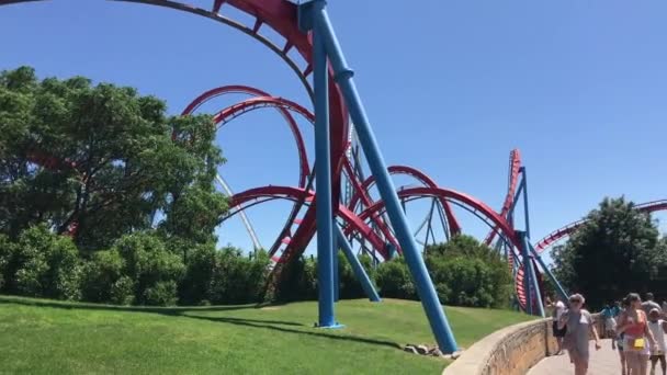 Salou, Espanha, 28 de junho de 2019: parque de diversões à beira-mar — Vídeo de Stock