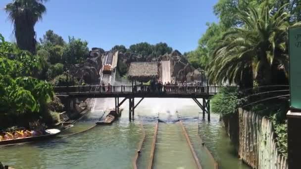 Salou, Espanha, Um pequeno barco em um rio — Vídeo de Stock