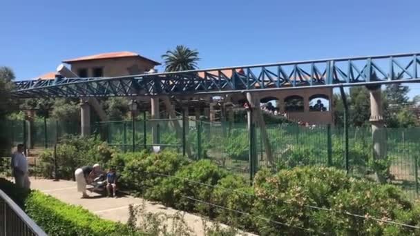 Salou, Espagne, Un pont avec un bâtiment en arrière-plan — Video
