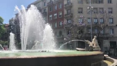 Tarragona, İspanya, Bir binanın önündeki çeşme