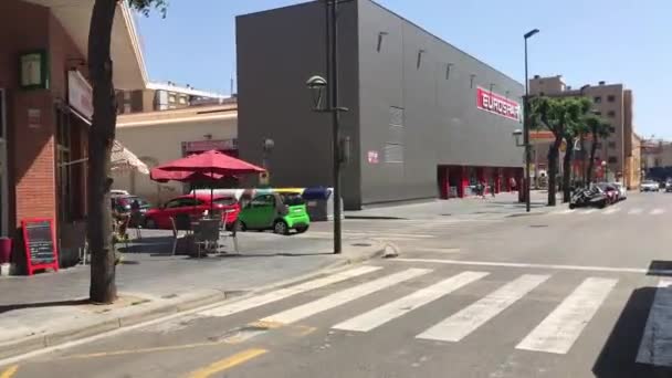 Tarragona, Spanien, En stadsgata — Stockvideo