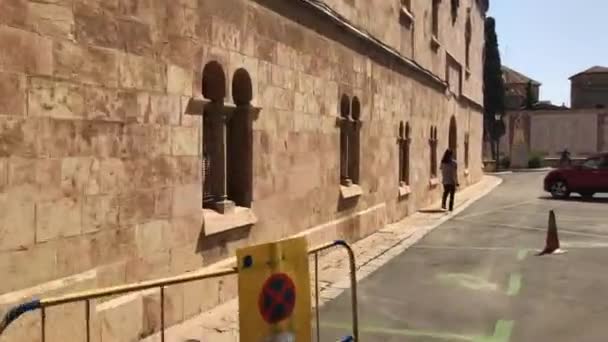 Tarragona, Spanien, Ein Backsteingebäude — Stockvideo