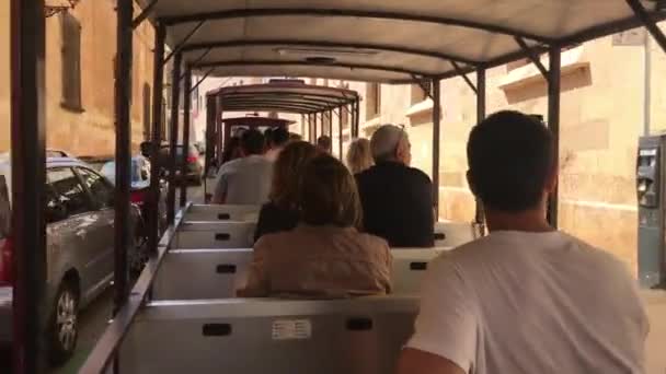 Tarragona, Španělsko, 30. června 2019: Muž stojící před autobusem — Stock video