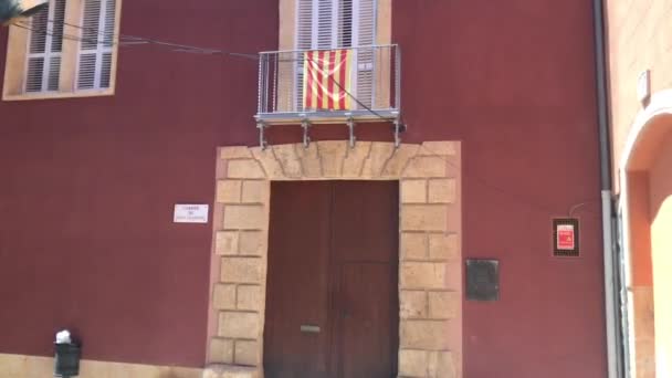 Tarragona, Spanje, Een bord aan de zijkant van een gebouw — Stockvideo