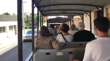 Tarragona, İspanya, 30 Haziran 2019: Otobüste oturan bir grup insan