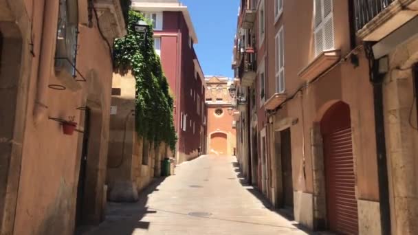 Tarragone, Espagne, Une rue étroite avec des bâtiments sur le côté d'un bâtiment — Video