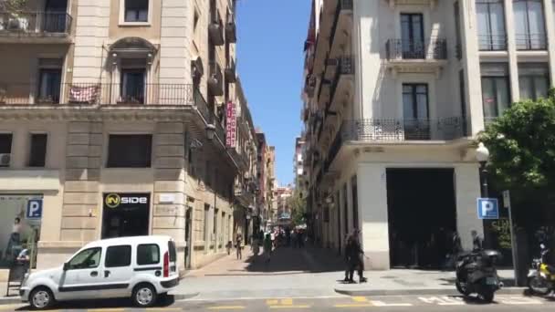 Tarragona, España, Un primer plano de una concurrida calle de la ciudad frente a un edificio — Vídeo de stock