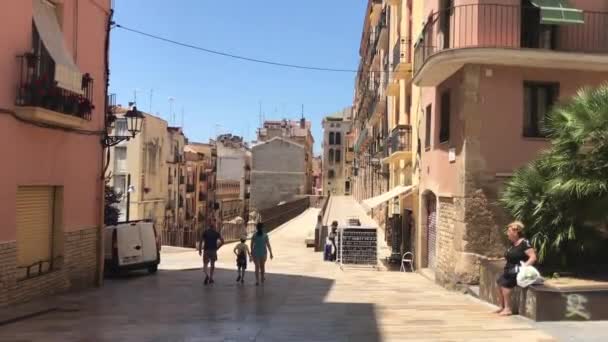 Tarragona, İspanya, bir grup insan bir şehir caddesinde yürüyor. — Stok video