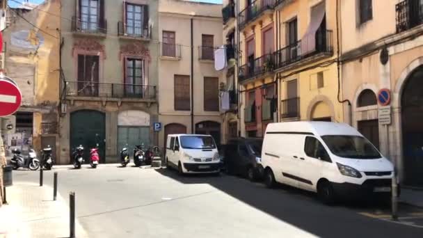 스페인의 타르라고 나, 어느 도시 거리에 주차되어 있는 차 — 비디오