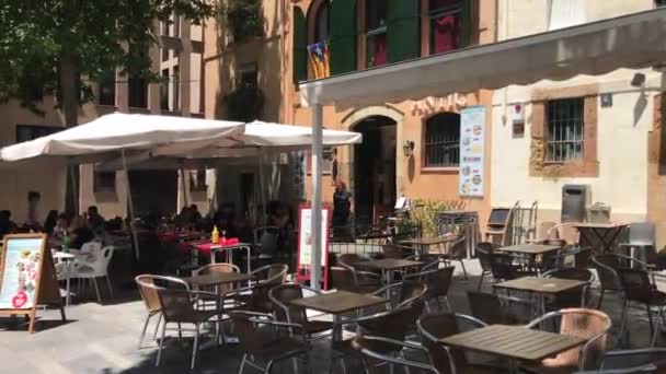 Tarragona, Ισπανία, Τραπέζι τραπεζαρίας μπροστά από ένα κτίριο — Αρχείο Βίντεο