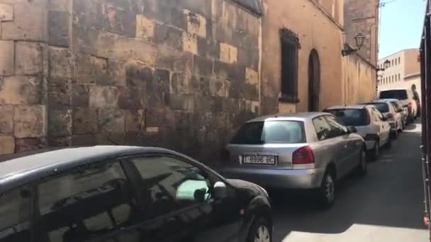 Tarragona, Spanje, Een auto geparkeerd op een straat — Stockvideo