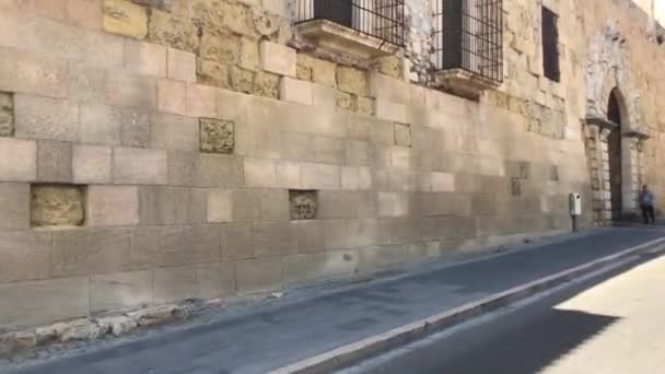 Tarragona, España, Un gran edificio de ladrillo con un reloj al lado de una carretera — Vídeos de Stock