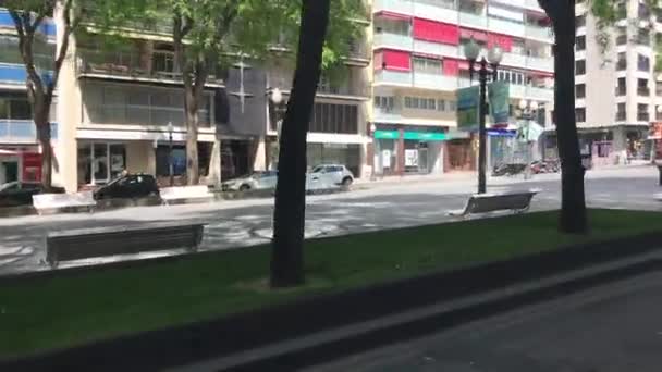 Tarragona, İspanya, Sokağın köşesinde bir tabela — Stok video