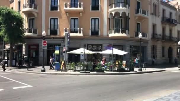 Tarragona, Spanien, En närbild av en upptagen stadsgata — Stockvideo