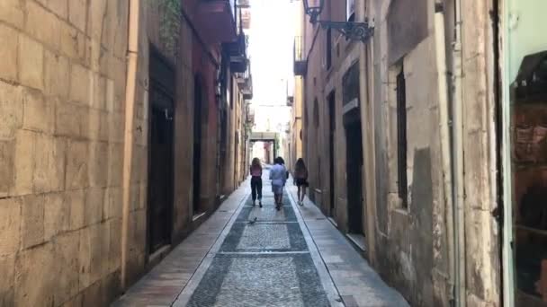 Tarragone, Espagne, Une personne marchant dans une rue étroite — Video