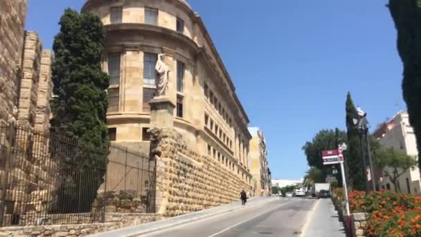 Tarragona, Spagna, Un edificio con un orologio sul lato di una strada — Video Stock