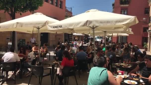 Tarragona, Španělsko, 30. června 2019: Skupina lidí sedících u stolu v restauraci — Stock video