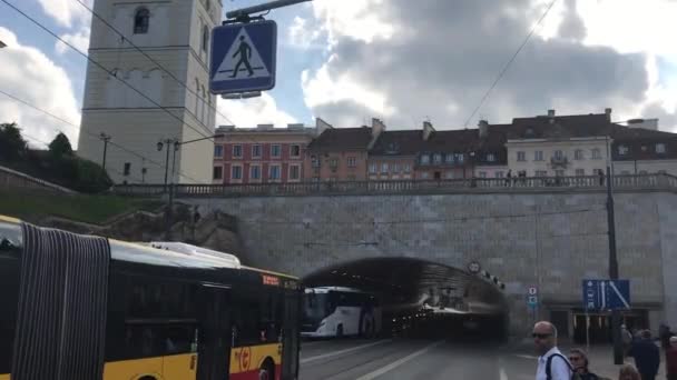 Warszawa, Polen, Een persoon die een bus rijdt op een straat in de stad — Stockvideo