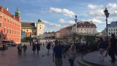 Warszawa, Polonya, 25 Haziran 2017: Bir grup insan sokakta yürüyor