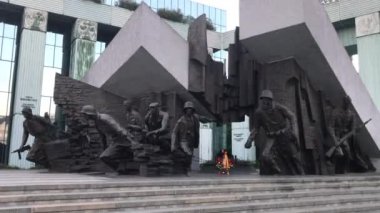 Warszawa, Polonya, bir grup insan bir binanın önünde yürüyor.