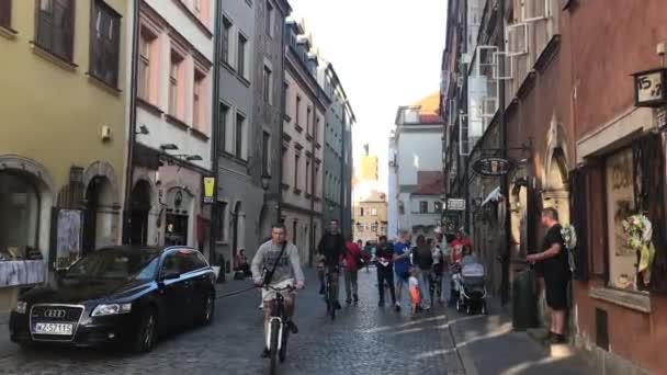 Warszawa, Pologne, 25 juin 2017 : Des gens marchent dans une rue de la ville — Video