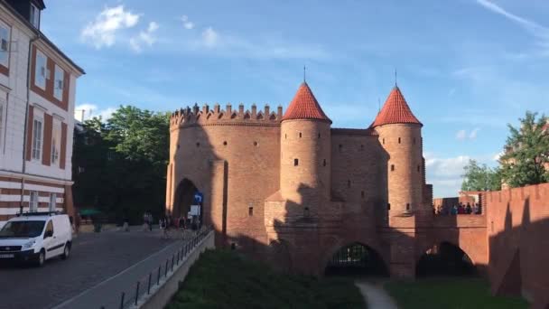 Warszawa, Polonia, Un castillo en la cima de un edificio de ladrillo — Vídeo de stock