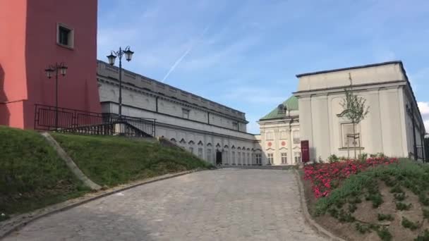 Warszawa, Polonia, Un orologio sul lato di un edificio — Video Stock