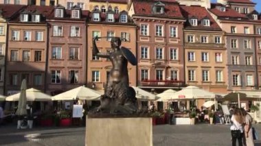 Warszawa, Polonya, 25 Haziran 2017: Bir binanın önündeki heykel