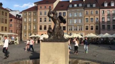 Warszawa, Polonya, 25 Haziran 2017: Bir binanın önünde yürüyen bir grup insan