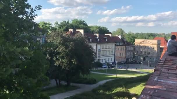 Warszawa, Polônia, Um grande edifício de tijolos com grama e árvores — Vídeo de Stock