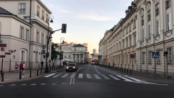 Warszawa, Lengyelország, Egy keskeny városi utca régi épületekkel a háttérben — Stock videók