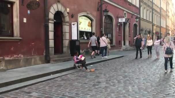 Warszawa, Poland, June 25 2017: Μια ομάδα ανθρώπων που περπατούν μπροστά από ένα κτίριο — Αρχείο Βίντεο