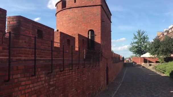 Warschau, Polen, Ein großes Backsteingebäude — Stockvideo
