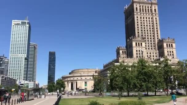 Warszawa, Polonia, Un edificio alto en una ciudad — Vídeos de Stock