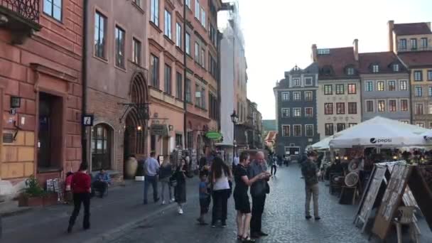 Warszawa, Polônia, 25 de junho de 2017: Um grupo de pessoas andando na rua da cidade — Vídeo de Stock
