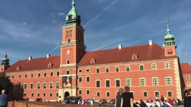 Warszawa, Polska, Grupa osób stojących przed Zamkiem Królewskim, Warszawa — Wideo stockowe