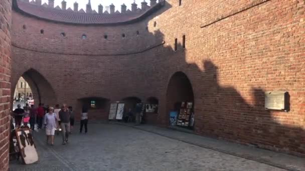 Варшава, Польша, 25 июня 2017 г.: Человек, стоящий перед кирпичным зданием — стоковое видео