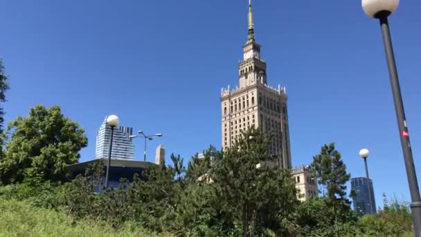 Warschau, Polen, Statue vor einem hohen Gebäude — Stockvideo