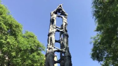 Tarragona, İspanya, Bir ağacın önündeki heykel